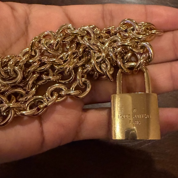 LV Edge lock and key necklace - Picture 8 of 11
